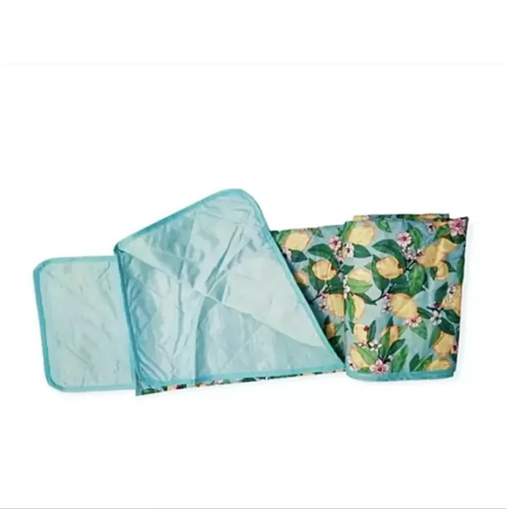 VERA BRADLEY Picnic Blanket 67” x 50” Lemon Grove Print NWT